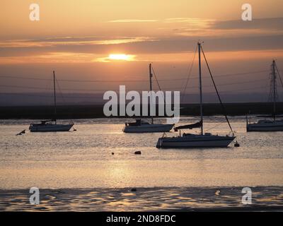 Queenborough, Kent, Regno Unito. 15th Feb, 2023. Meteo nel Regno Unito: Tramonto nel porto di Queenborough, Kent. Credit: James Bell/Alamy Live News Foto Stock