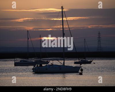 Queenborough, Kent, Regno Unito. 15th Feb, 2023. Meteo nel Regno Unito: Tramonto nel porto di Queenborough, Kent. Credit: James Bell/Alamy Live News Foto Stock