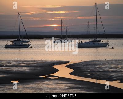 Queenborough, Kent, Regno Unito. 15th Feb, 2023. Meteo nel Regno Unito: Tramonto nel porto di Queenborough, Kent. Credit: James Bell/Alamy Live News Foto Stock