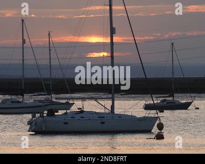 Queenborough, Kent, Regno Unito. 15th Feb, 2023. Meteo nel Regno Unito: Tramonto nel porto di Queenborough, Kent. Credit: James Bell/Alamy Live News Foto Stock