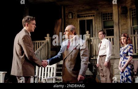 l-r: Daniel Lapaine (George Deever), David Suchet (Joe Keller), Stephen Campbell Moore (Chris Keller), Jemima Rooper (Ann Deever) in TUTTI I MIEI FIGLI di Arthur Miller all'Apollo Theatre, Londra W1 27/05/2010 design: William Dudley Lighting: Mark Henderson regista: Howard Davies Foto Stock