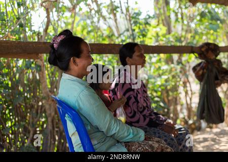 Membri della comunità ridere e condividere una barzelletta durante le riunioni della comunità CIAD (Salute della Comunità e sviluppo agricolo) facilitate da Kakada Foto Stock