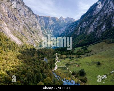 Vista dell'Obersee, Berchtesgaden, Germania, dalle montagne. Questo lago era originariamente collegato al Königssee, ora si trovano a 1 km di distanza. Foto Stock