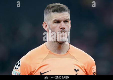 Milano, Italia. 14th Feb, 2023. Fraser Forster di Tottenham Hotspur si presenta durante il round della UEFA Champions League 16 tra AC Milan e Tottenham Hotspur allo Stadio San Siro, Milano, Italia, il 14 febbraio 2023. Credit: Giuseppe Maffia/Alamy Live News Foto Stock