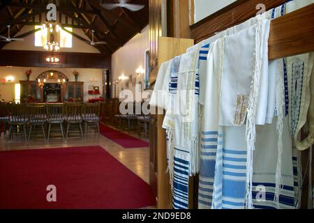 Toronto, Ontario / Canada - 26 maggio 2013: Costruzione all'interno di una sinagoga con un primo piano del talit indossato come uno scialle di preghiera dagli ebrei religiosi Foto Stock