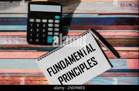 Blocco note con testo principi fondamentali su sfondo ligneo. Foto concettuale Foto Stock