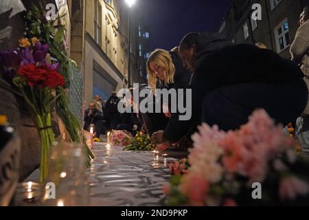 I membri del pubblico frequentano una veglia a lume di candela al di fuori del Department of Education di Londra, in memoria dell'adolescente transgender Brianna Ghey, che è stato fatalmente picchinato in un parco il sabato. Il 16-anno-vecchio da Birchwood in Warrington, Cheshire, è stato trovato come lei ha deposto ferito su un sentiero in Linear Park, Culcheth. Data immagine: Mercoledì 15 febbraio 2023. Foto Stock