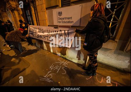 Londra, Regno Unito. 15th Feb, 2023. Veglia per Brianna Ghey, che è stata recentemente assassinata, forse in un crimine di odio come era trasgressa. La veglia era al di fuori del department per l'istruzione. Credit: Guy Bell/Alamy Live News Foto Stock