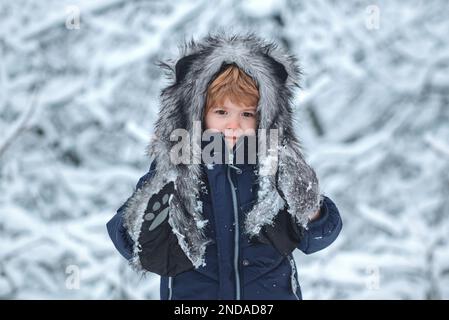 Abbigliamento invernale per bambini. Buon Natale e buone feste. Persone nella neve. Il concetto di gentilezza e infanzia del bambino d'inverno. Foto Stock