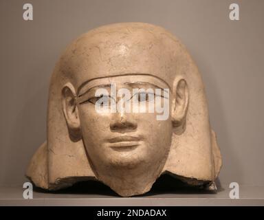 Frammento di un coperchio di sarcofago. Periodo tolemaico iniziale (3rd ° secolo a.C.). Pietra calcarea intonacata e dipinta. Egitto. Foto Stock