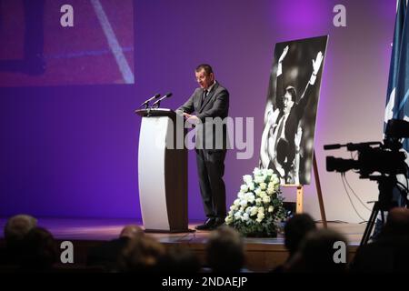 La commemorazione di Miroslav Ciro Blazevic, allenatore di calcio ed ex allenatore capo della nazionale croata nella sala concerti di Vatroslav Lisinski a Zagabria, Croazia, il 15 febbraio 2023. Foto: Slavko Midzor/PIXSELL Foto Stock