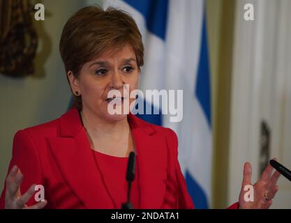 Edimburgo, Scozia, Regno Unito. 15th Feb, 2023. (230215) -- EDIMBURGO, 15 febbraio 2023 (Xinhua) -- il primo ministro scozzese Nicola Sturgeon partecipa a una conferenza stampa a Edimburgo, Gran Bretagna, il 15 febbraio 2023. Sturgeon ha annunciato le sue dimissioni alla conferenza stampa di Edimburgo di mercoledì, dicendo che la sua decisione deriva da "una valutazione più profonda e a lungo termine". (Governo scozzese/consegna via Xinhua) Credit: Xinhua/Alamy Live News Foto Stock