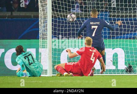 Kylian MBAPPE, PSG 7 Offside gol nella partita di ottava finale PARIGI SG - FC BAYERN MUENCHEN di calcio UEFA Champions League, partita nella stagione 2022/2023 a Parigi, 14 febbraio 2022. Achtelfinale, FCB, Monaco di Baviera, PSG © Peter Schatz / Alamy Live News Foto Stock