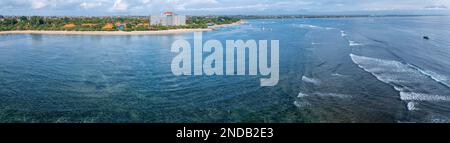 Vista panoramica aerea su un'ampia spiaggia molto bassa e tranquilla con molta erba di mare, spiaggia di Sanur, parte settentrionale di Bali, Indonesia Foto Stock
