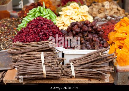 Israele Tel Aviv Carmel Market, frutta secca e bastoncini di cannella Foto Stock