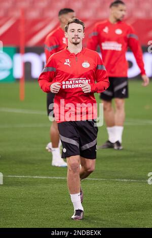 Siviglia, Spagna. 15th Feb, 2023. Olivier Boscagli (18) del PSV Einhoven visto durante una sessione di allenamento in vista della partita della UEFA Europa League tra Sevilla FC e PSV Einhoven all'Estadio Ramon Sanchez Pizjuan di Siviglia. (Photo Credit: Gonzales Photo/Alamy Live News Foto Stock