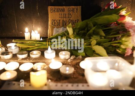 Una veglia a lume di candela al di fuori del Dipartimento dell'Istruzione di Londra, in memoria dell'adolescente transgender Brianna Ghey, che è stato fatalmente pugnalato in un parco il sabato. Il 16-anno-vecchio da Birchwood in Warrington, Cheshire, è stato trovato come lei ha deposto ferito su un sentiero in Linear Park, Culcheth. Data immagine: Mercoledì 15 febbraio 2023. Foto Stock