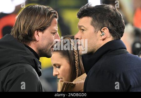 Dortmund, Germania. 15th Feb, 2023. Calcio: Champions League, Borussia Dortmund - FC Chelsea, knockout round, round di 16, prima tappa, Signal Iduna Park. L'ex portiere di Dortmund Roman Weidenfeller (l-r), il presentatore Laura Wontorra e l'ex giocatore di calcio Michael Ballack. Credit: Federico Gambarini/dpa/Alamy Live News Foto Stock