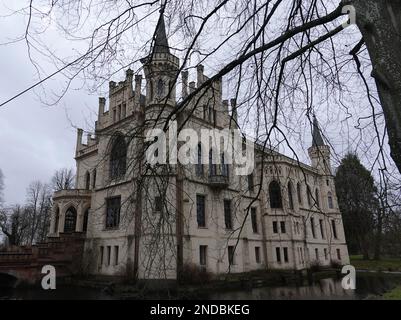 Leer, Germania - Feb 1 2023 Evenburg è un castello d'acqua situato nel villaggio di Frisia Orientale, Germania del Nord. Fu costruita tra il 1642 e il 1650 e ricostruita nel 18 Foto Stock