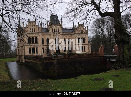 Leer, Germania - Feb 1 2023 Evenburg è un castello d'acqua situato nel villaggio di Frisia Orientale, Germania del Nord. Fu costruita tra il 1642 e il 1650 e ricostruita nel 18 Foto Stock