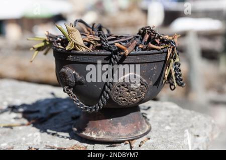 Ciotola rituale buddista tradizionale nepalese con offerte da bruciare. Foto Stock