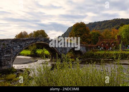 Llanrwst Bridge e il Tu Ir Hwnt Bont sala da tè, Llanrwst, Galles del Nord, Regno Unito. Foto Stock