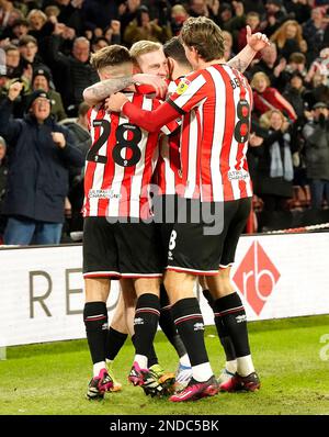 Gli McBurnie (centro) di Sheffield United festeggiano il primo goal del gioco con i compagni di squadra durante la partita del campionato Sky Bet a Bramall Lane, Sheffield. Data immagine: Mercoledì 15 febbraio 2023. Foto Stock