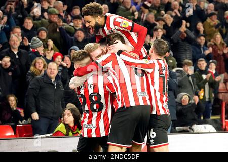 Gli McBurnie (centro) di Sheffield United festeggiano il primo goal del gioco con i compagni di squadra durante la partita del campionato Sky Bet a Bramall Lane, Sheffield. Data immagine: Mercoledì 15 febbraio 2023. Foto Stock