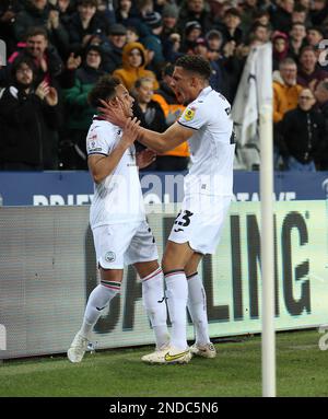 Matthew Sorinola (a sinistra) di Swansea City celebra il primo goal del gioco con il compagno di squadra Nathan Wood durante la partita del Campionato Sky Bet al Liberty Stadium, Swansea. Data immagine: Mercoledì 15 febbraio 2023. Foto Stock