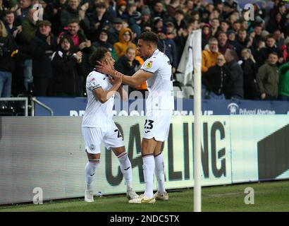 Matthew Sorinola (a sinistra) di Swansea City celebra il primo goal del gioco con il compagno di squadra Nathan Wood durante la partita del Campionato Sky Bet al Liberty Stadium, Swansea. Data immagine: Mercoledì 15 febbraio 2023. Foto Stock