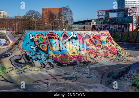 Street art graffite al Suvilahti DIY Skatepark nel distretto di Suvilahti di Helsinki, Finlandia Foto Stock