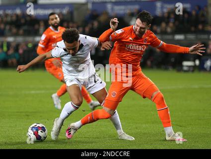 Matthew Sorinola di Swansea City (a sinistra) e James Husband di Blackpool combattono per la palla durante la partita di Sky Bet Championship al Liberty Stadium, Swansea. Data immagine: Mercoledì 15 febbraio 2023. Foto Stock