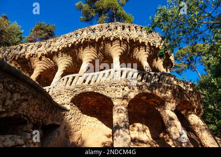 Il viadotto presso l'architettura di Gaudì a Park Güell a Barcellona, Spagna Foto Stock