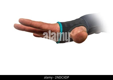 Mano rossa con nuova ortosi blu e sfondo bianco chiaro Foto Stock