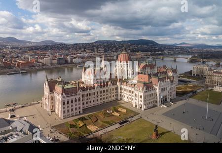 Il maestoso paesaggio urbano di Budapest da un punto di vista dei droni che presenta il Parlamento Ungherese e il Fiume Danubio Foto Stock