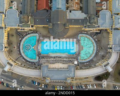 Terme Szechenyi a Budapest, Ungheria. Persone in piscina d'acqua. Punto di vista del drone. Foto Stock