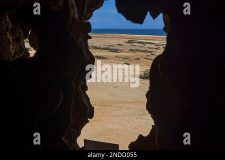 Splendida vista dall'interno delle grotte di Quadirikiri che si aprono sulle acque blu dell'Oceano Atlantico. Aruba. Foto Stock