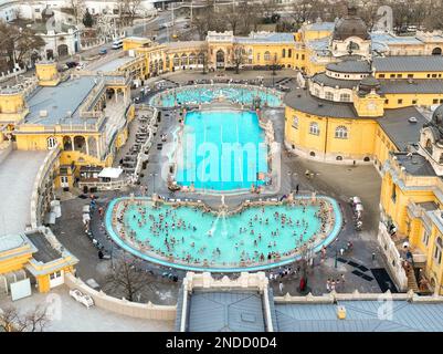 Terme Szechenyi a Budapest, Ungheria. Persone in piscina d'acqua. Punto di vista del drone. Foto Stock