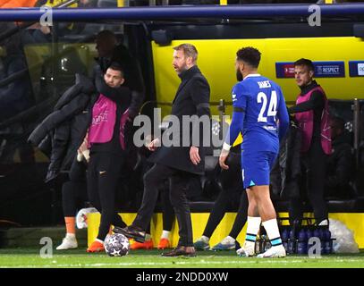 Il manager di Chelsea, Graham Potter (al centro), riparte il pallone per giocare durante la UEFA Champions League, gara del 16 al Signal Iduna Park, Dortmund, Germania. Data immagine: Mercoledì 15 febbraio 2023. Foto Stock