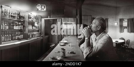 Gli uomini al bar di Sidney, Montana, guardano il boxer Muhammed Ali in TV di Howard Cowell dopo la lotta del World Heavyweight Boxing Championship di Ali Foto Stock