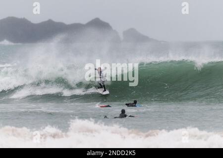 Onde temporesche che si infrangono a Harlyn Bay sulla North Cornwall Coast, Inghilterra, Regno Unito durante Storm Frank 2015 Foto Stock