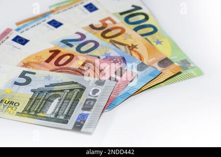 Alcune banconote in euro su sfondo grigio chiaro, concetto finanziario, spazio copia, focus selezionato, profondità di campo ristretta Foto Stock