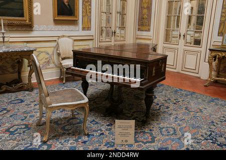 Queluz, Lisbona, Portogallo - 17 gennaio 2023: Pianoforte a coda e mobili nel bellissimo Palazzo Nazionale di Queluz, Sintra Foto Stock