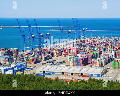 Terminal dei container per acque profonde nel porto settentrionale di Danzica, Polonia. Paesaggio aereo. Foto Stock