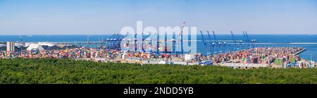 Terminal dei container per acque profonde nel porto settentrionale di Danzica, Polonia. Paesaggio aereo. Foto Stock