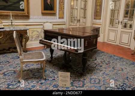 Queluz, Lisbona, Portogallo - 17 gennaio 2023: Pianoforte a coda e mobili nel bellissimo Palazzo Nazionale di Queluz, Sintra Foto Stock