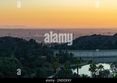 Una foto del tramonto su West Los Angeles e sul lago artificiale di Hollywood. Foto Stock