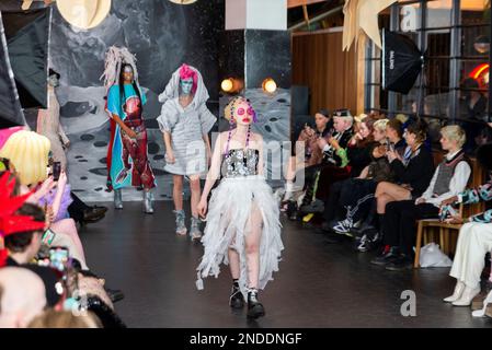 100 Shoreditch, Londra, Regno Unito. 15th Feb, 2023. I designer VIN+OMI hanno continuato la loro collaborazione con l'allora HRH il Principe di Galles - ora Re Carlo III - nella creazione di moda dalle erbacce di rifiuto dai Parchi reali e nell'evidenziazione della moda sostenibile durante la settimana della moda di Londra. Lo spettacolo 'Spaced' comprendeva articoli realizzati con erbacce di Hyde Park, oltre a materiali riciclati provenienti da schemi di pulizia in tutto il mondo Foto Stock