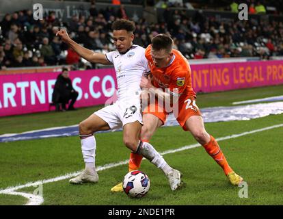 Matthew Sorinola di Swansea City (a sinistra) e Andy Lyons di Blackpool si battono per la palla durante la partita del Campionato Sky Bet al Liberty Stadium, Swansea. Data immagine: Mercoledì 15 febbraio 2023. Foto Stock