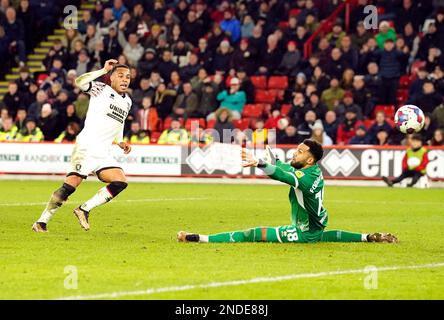 Cameron Archer (a sinistra) di Middlesbrough segna il terzo goal del gioco durante la partita del campionato Sky Bet a Bramall Lane, Sheffield. Data immagine: Mercoledì 15 febbraio 2023. Foto Stock